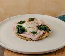 Картофельный драник с окороком и яйцом пашот