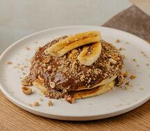 Панкейки с карамельным бананом и шоколадом