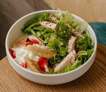 Салат с индейкой и муссом из сулугуни