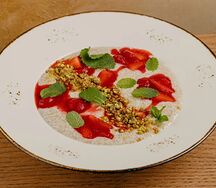 Каша из амарантовой крупы с двумя текстурами, клубникой с карамелизированной фисташкой