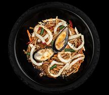 Удон с морепродуктами в устричном соусе