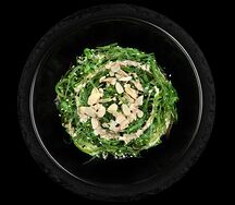 Салат чукка под миндальными лепестками