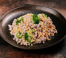 Зеленая гречка с овощами и кунжутным маслом