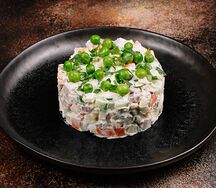 Салат Оливье с языком и курицей