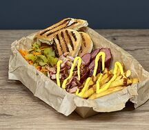 Ростовский бокс на тарелке с двумя колбасками 