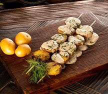 Беби-картофель с сырным соусом и зеленью