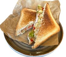 Сэндвич с беконом и омлетом 