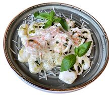 Ньокки с креветками, сливочным соусом и песто 