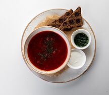 Борщ со сметаной, гренками и чесночным маслом