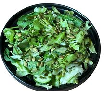 Зеленый салат с авокадо и рукколой