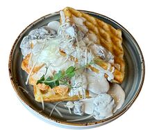 Картофельная вафля с куриным филе и лесными грибами 