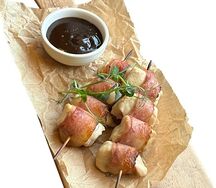 Куриные грудки в беконе с соусом BBQ