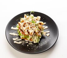 Сырная вафля с курицей и томатами