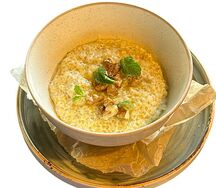 Пшеничная каша на сливках с тыквой, грецким орехом и медом