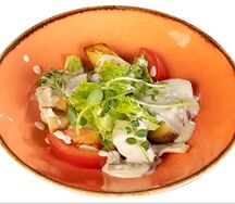 Теплый салат с куриным филе и лесными грибами