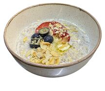 Каша Пять злаков с клубникой и ореховыми хлопьями