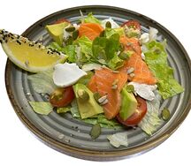 Салат с лососем и авокадо 