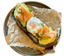 Авокадо-тост с лососем и яйцом пашот