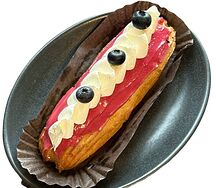 Эклер Ягодный