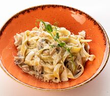 Феттуччине с курицей и грибами в сливочном соусе