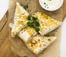 Лаваш с сулугуни и томатами