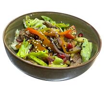 Теплый салат с гранатом и говядиной