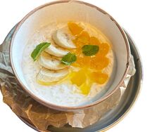 Рисовая каша на кокосовом молоке с бананом и манго