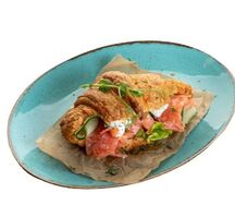 Круассэндвич с лососем