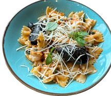 Фарфалле с морепродуктами, базиликом и томатным соусом 