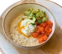 Пшеничная каша с лососем, авокадо и яйцом пашот