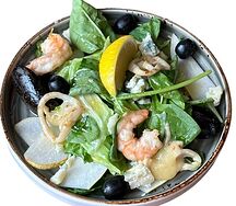 Салат с морепродуктами и дорблю 