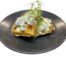 Картофельная вафля с беконом и яйцом пашот 