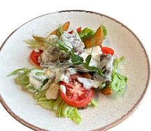 Теплый салат с языком в сливочно-горчичном соусе 