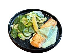 Стейк из лосося с зеленым салатом 