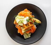 Сырная вафля с лососем и сливочным сыром