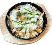 Язык говяжий, запеченный под сыром с картофелем 