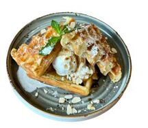 Ореховая вафля с грушей и ванильным мороженым  