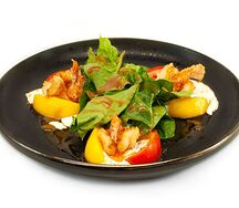 Салат с креветками и персиком