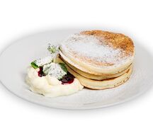 Панкейки со сливочном кремом и ягодами