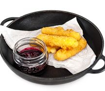 Жареный сыр с ягодным соусом
