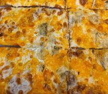 Пицца 3 сыра на белом соусе 