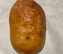 Печеный пирожок с яйцом, рисом и луком