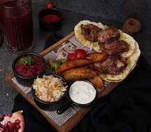 Шашлык из свиной шейки с печеным картофелем