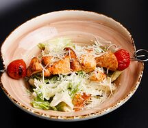 Салат Цезарь с куриным шашлычком