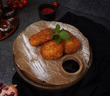 Сыр сулугуни жареный с конфитюром из черной смородины
