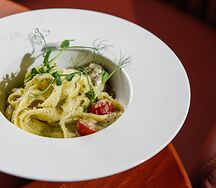 Феттуччине с курицей и соусом песто 