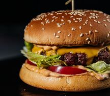 С говяжьей котлетой 