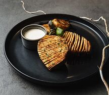 Картошка-гармошка с чесночным соусом 