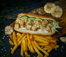 Бутерброд в булке чесночный с курицей