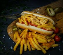 Бутерброд в булке гриль с курицей